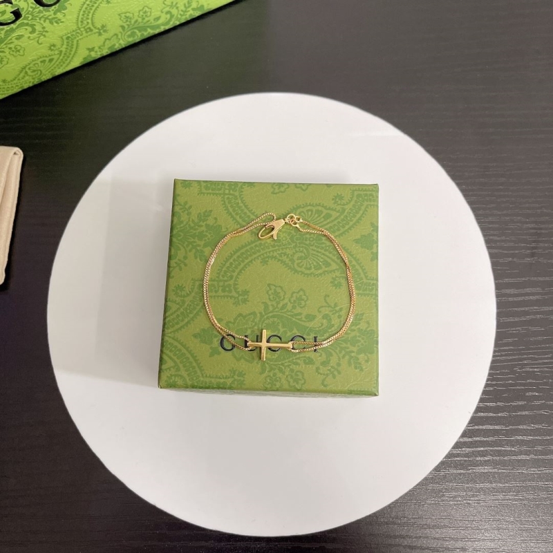 G*u*i bracelets